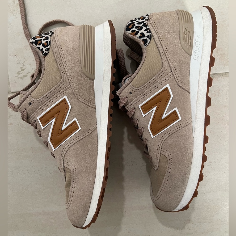 Like new! New Balance 574s with leopard heel detail Sz 10